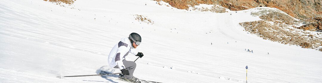 Sciatore su pista innevata