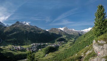 Vista panoramica di un paesaggio montano con un villaggio nella valle | © © Ötztal Tourismus | Alexander Lohmann