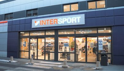 Negozio Intersport con porte scorrevoli automatiche