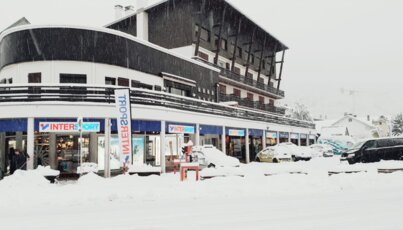 Negozio Intersport in un paesaggio innevato