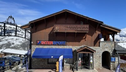 Intersport Geschäft in einem Holzgebäude in den Bergen.