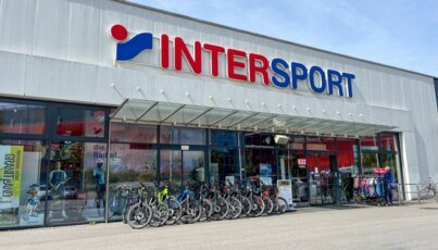 Negozio Intersport con biciclette parcheggiate davanti