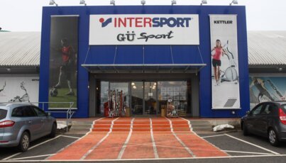 Negozio Intersport con parcheggio